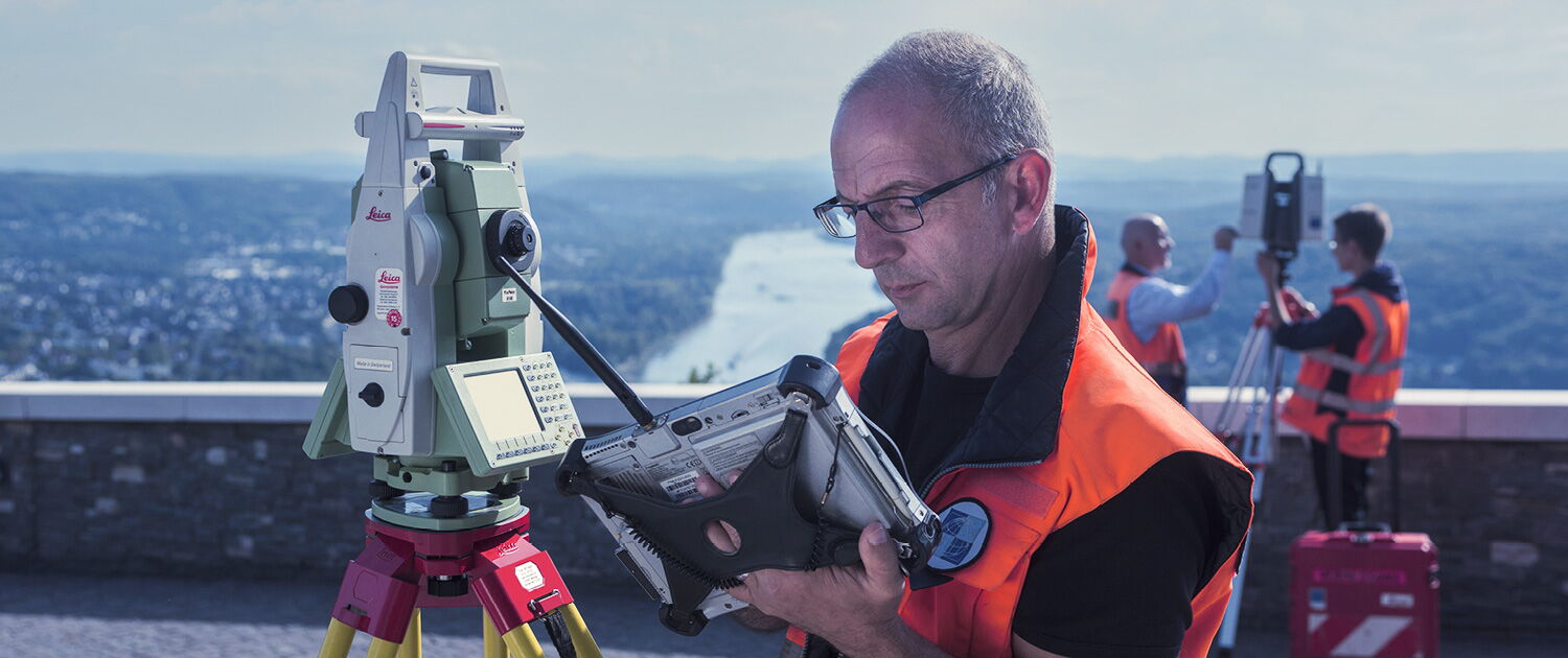 Mitarbeiter von Pilhatsch Ingenieure bedienen Laserscanner und Präzisionstachymeter