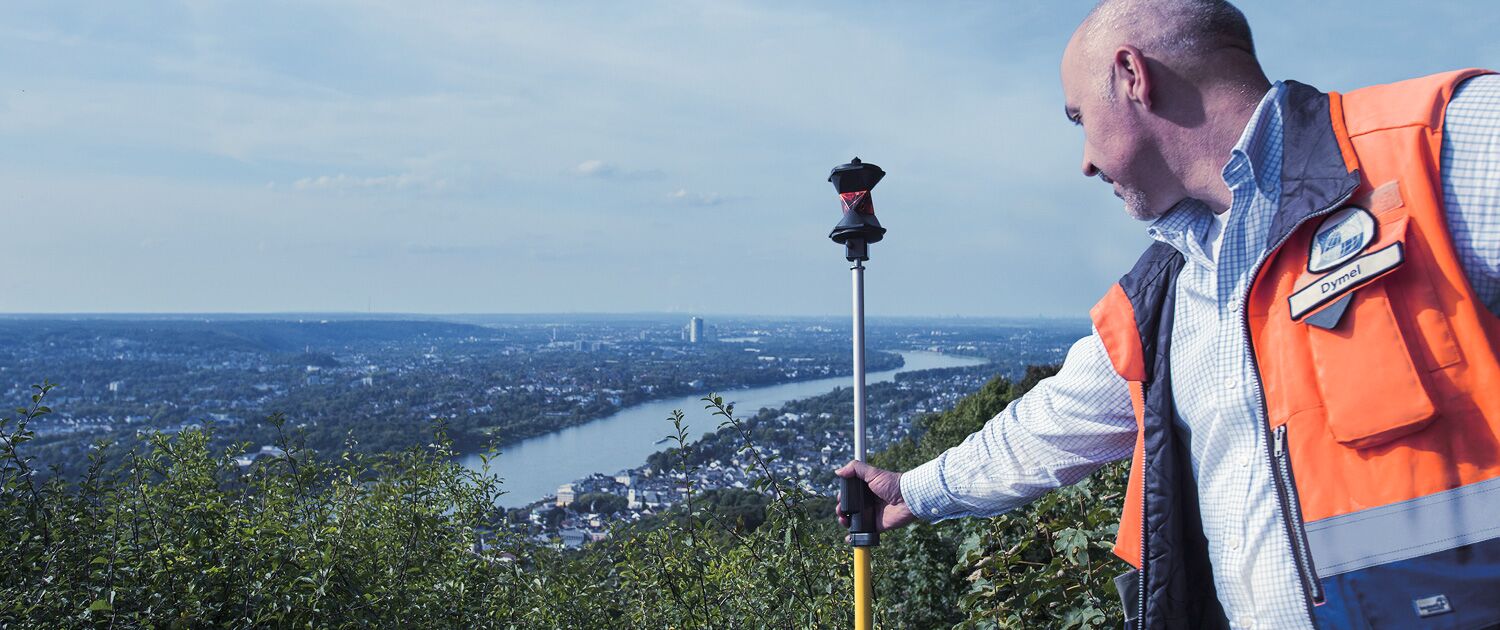 Ein Mitarbeiter von Pilhatsch Ingenieure streckt den mobilen Laserscanner nach vorne